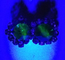 画像2: Uranium Yelow/Green Iris Glass Button 12.8mm