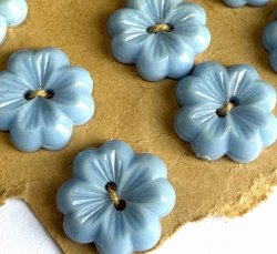 画像1: Vintage Lt. Blue Flower Button 14.2mm (2個入り)