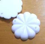 画像: 2hole White Flower Beads 35mm