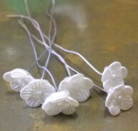 画像1: Lt.Cream Pearl Flower Wired Beads 8mm